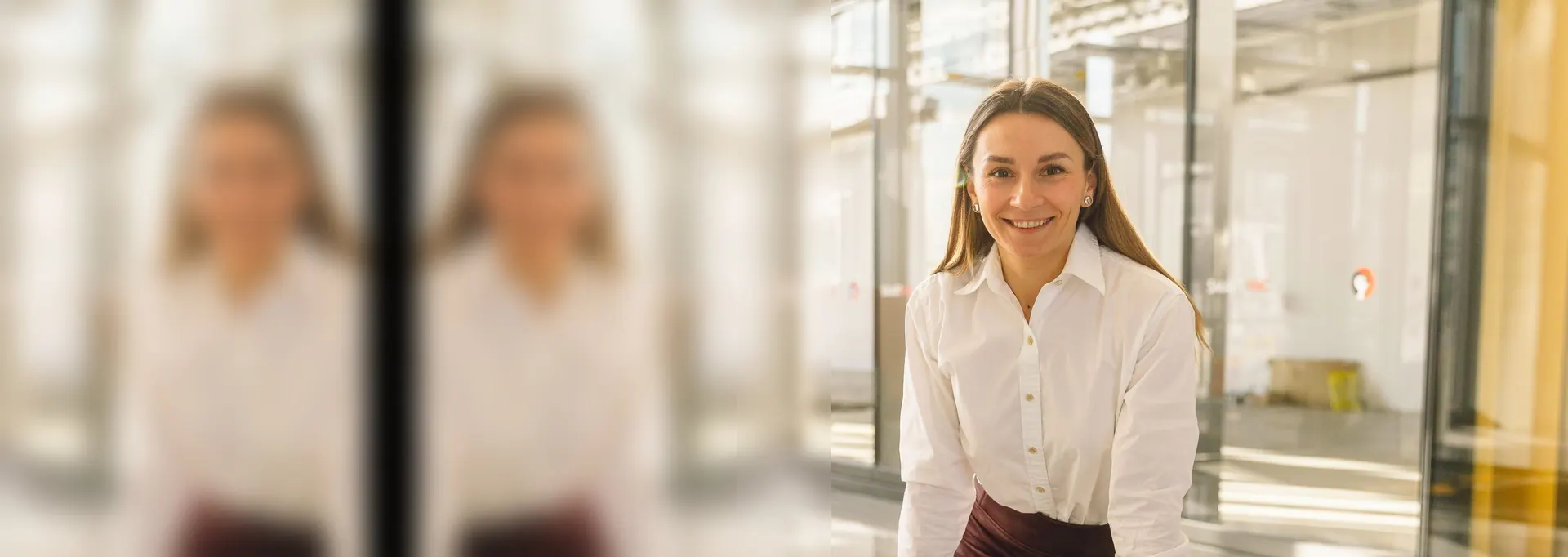Lächelnde Beraterin im Büro